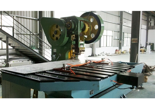 重型沖床數(shù)控送料機(jī)