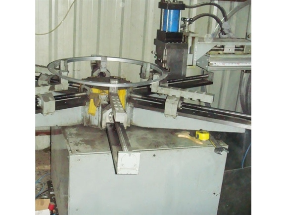 圓法蘭沖裁一體機(jī)